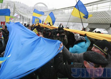 Найбільший в Україні прапор - над Дніпром (фоторепортаж)

