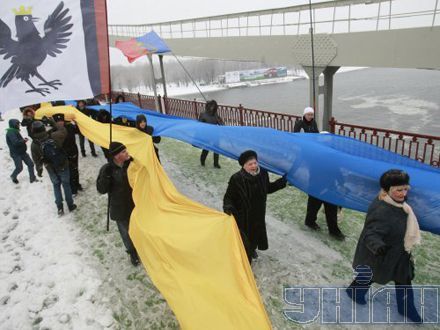 Найбільший в Україні прапор - над Дніпром (фоторепортаж)

