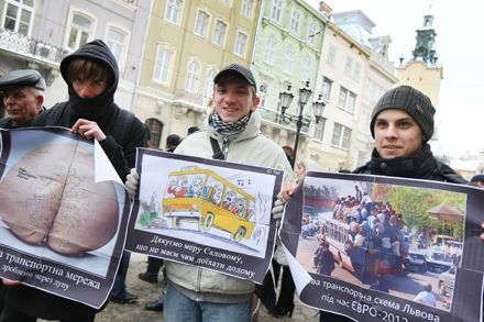 Транспортный коллапс во Львове: губернатор ездит на маршрутках, горожане ходят пешком