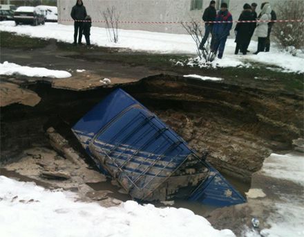 В Киеве легковушка провалилась под асфальт (фото)