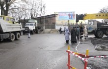 Біля Качанівської колонії скупчилося кілька вантажівок (фото)