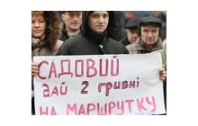 Транспортний колапс у Львові: губернатор їздить на маршрутках, городяни ходять пішки