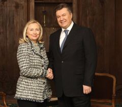Президент Украины Виктор Янукович и госсекретарь США Хиллари Клинтон во время встречи в Мюнхене. 4 февраля