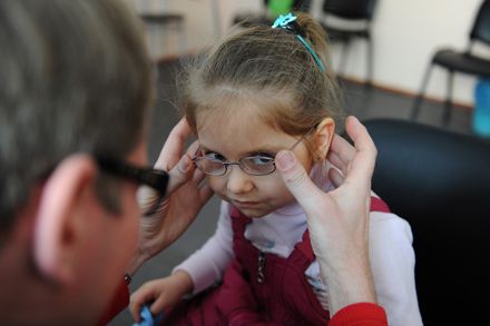 Фонд Кличків привіз німецьких лікарів для дітей з вадами слуху та зору