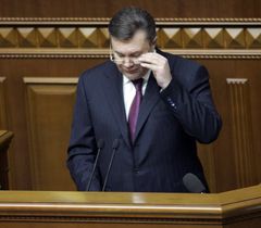 Виктор Янукович выступает с речью во время церемонии открытия Х сессии ВР. Киев, 7 февраля