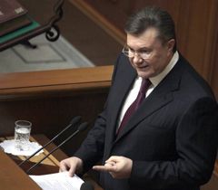 Виктор Янукович выступает с речью во время церемонии открытия Х сессии ВР. Киев, 7 февраля