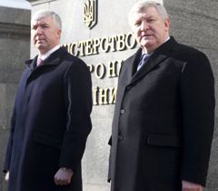 Новопризначений міністр оборони України Дмитро Саламатін і Михайло Єжель біля будівлі Міністерства оборони