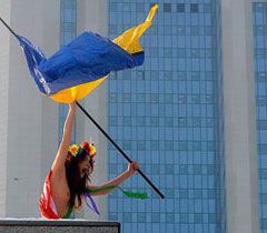 Активистка FEMEN подняла флаг Украины над КПП штаб-квартиры Газпрома. Москва, 13 февраля