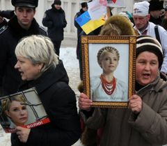 Сторонницы Юлии Тимошенко во время акции в поддержку незаконно осужденных под стенами Качановской колонии