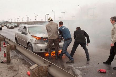 В Киеве на Южном мосту дотла сгорел автомобиль (фото)