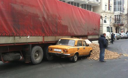 Центр Києва заблокувала картопля (фото)