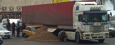 Центр Києва заблокувала картопля (фото)