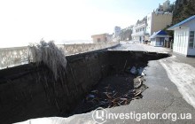 Шторм розбив набережну в Алушті