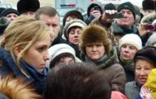 Учасники мітингу під колонією вимагають звільнити Тимошенко