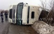 П'яний водій перекинув фуру з яблуками