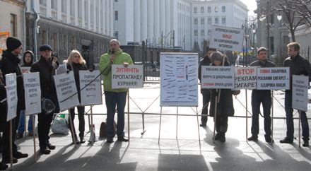 Януковичу передали ручку - підписати закон про заборону реклами сигарет