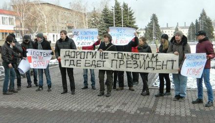 Молодежь показала Януковичу «красную карточку» в Енакиево