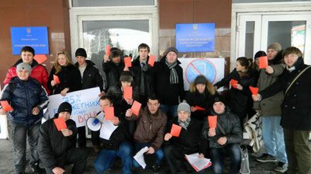 Молодежь показала Януковичу «красную карточку» в Енакиево