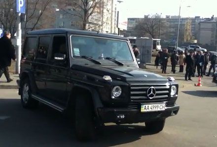 Син Герман возить маму на джипі за $200 тисяч, оформленому на її помічника