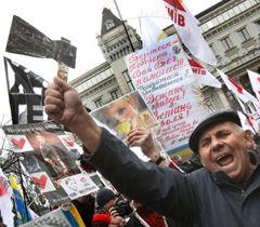 Участник акции протеста с требованием обеспечить Юлии Тимошенко надлежащее лечение возле здания АП в Киеве. 28 марта 