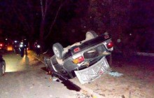 Автівка влетіла в дерево і перекинулася: 2 поранених (фото) 