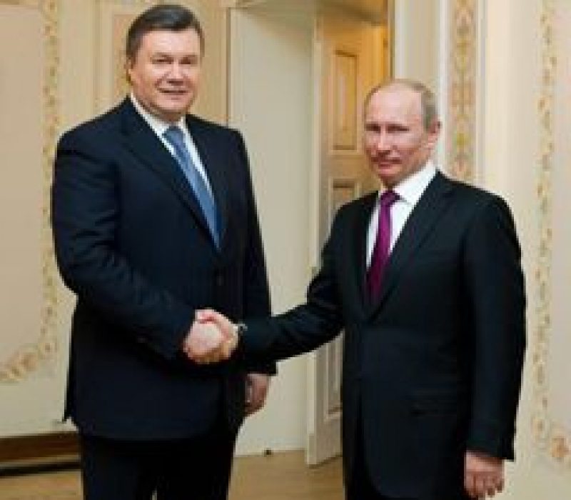 Виктор Янукович и Владимир Путин перед началом встречи в государственной резиденции «Ново-Огарево». 20 марта