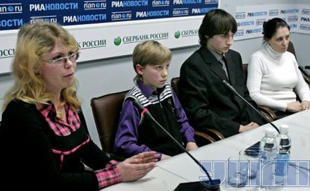 Мати музиканта Дениса Снігірьова Наталя (ліворуч), аккордеоніст Данил Зубко і його мати Маріанна (праворуч) під час прес-конференції в Києві.