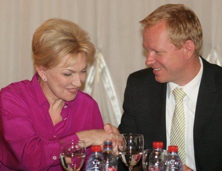 Раїса Богатирьова та Райнер Лінднер на презентації книги Лінднера «Підприємці і місто в Україні, 1860-1914 роки» в червні 2008 р. Фото з архіву УНІАН Раїса Богатирьова та Райнер Лінднер на презентації книги Лінднера «Підприємці і місто в Україні, 1860-1914 роки» в червні 2008 р. Фото з архіву УНІАН