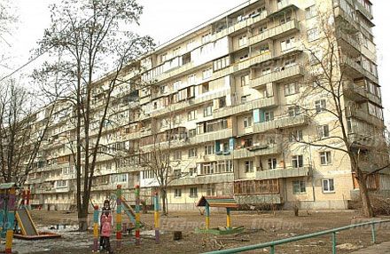 Власником машини значиться такий собі загадковий Геннадій Нідугов, який прописаний от у цьому будинку Власником машини значиться такий собі загадковий Геннадій Нідугов, який прописаний от у цьому будинку