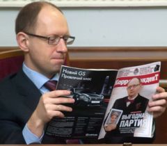 Арсеній Яценюк читає статтю в журналі під час засідання ВР. Київ, 13 квітня