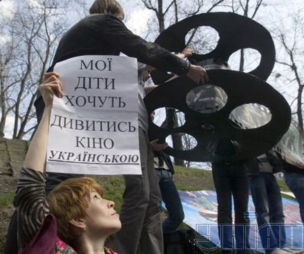 Хто знищує кіно для українців