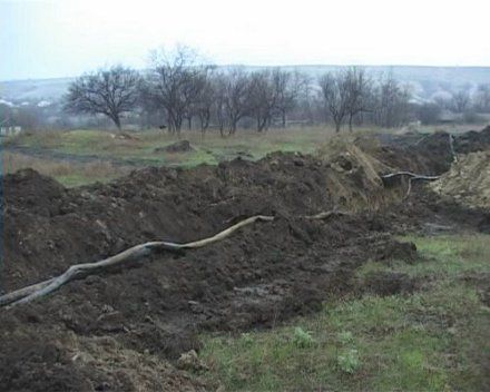 Пластиковые трубы тянулись вплоть до границы