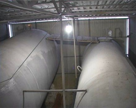 За забором металлические емкости объемом по 60 куб.м