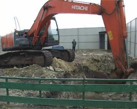 Со стороны  - обычный участок, огороженный забором