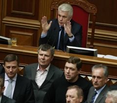 Владимир Литвин и народные депутаты от оппозиции во время заседания парламента