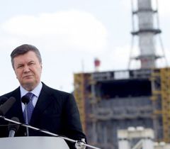 Віктор Янукович під час церемонії запуску технологічного циклу будівництва арки ЧАЕС. 26 квітня Віктор Янукович під час церемонії запуску технологічного циклу будівництва арки ЧАЕС. 26 квітня