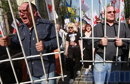 Акция в поддержку Тимошенко: Януковичу передали 'повестку' в суд