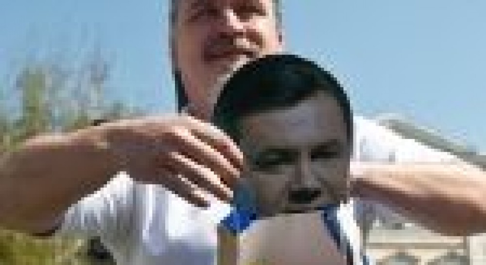 Письменники нагодували Януковича лимонами