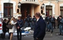 Активисты забросали главный офис Ахметова мусором: есть пострадавшие