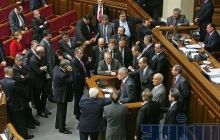 БЮТ заблокировал трибуну ВР и кричит «Банду геть!»