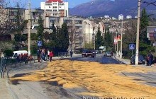 Дорогу в Алуште залило соляркой