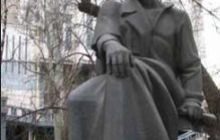 Вандалы повредили памятник Шевченко в Днепропетровске