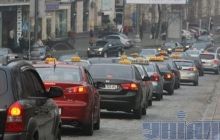 До Азарова з'їжджаються таксисти з усього Києва
