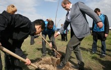 Чиновники Криму поміняли ручки на лопати (фото)