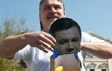 Письменники нагодували Януковича лимонами