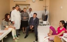 Янукович пообщался с детьми, которые пострадали вследствие взрывов
