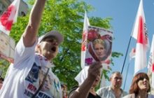 Под харьковским судом сошлись сторонники и противники Тимошенко