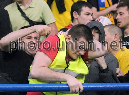 Во время матча Металлист - Шахтер фаны побили двух стюардов