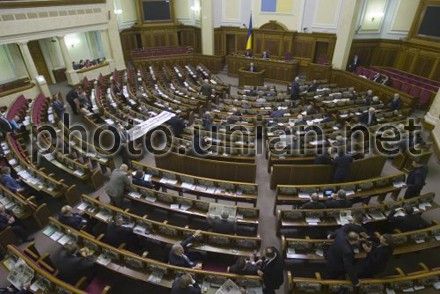 185 lawmakers from  Party of Regions, 20 lawmakers from  People’s Party, 2 lawmakers from  OU-PSD and 10 out factional lawmakers voted for this law.