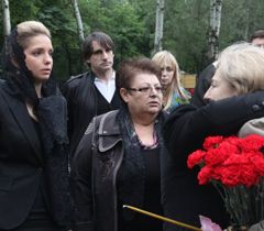 Евгения Тимошенко и Антонина Ульяхина во время похорон Геннадия Тимошенко. Днепропетровск, 25 мая